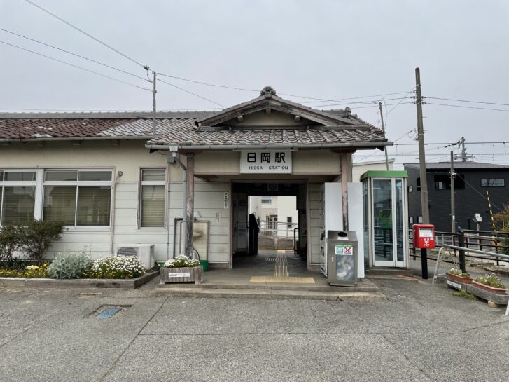 JR日岡駅 駅舎正面入口(2021年5月)