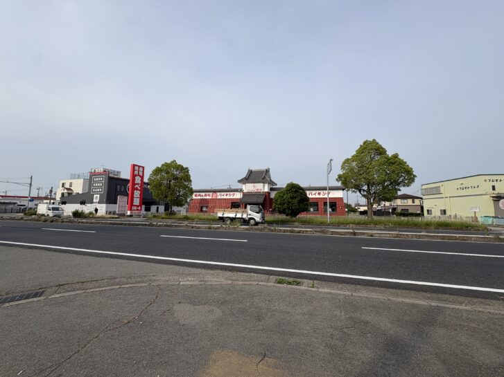 明姫幹線を挟んで見た「すたみな太郎 加古川店」店舗外観