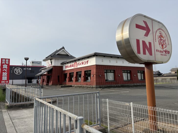 営業中のままの状態が残る「すたみな太郎 加古川店」店舗外観
