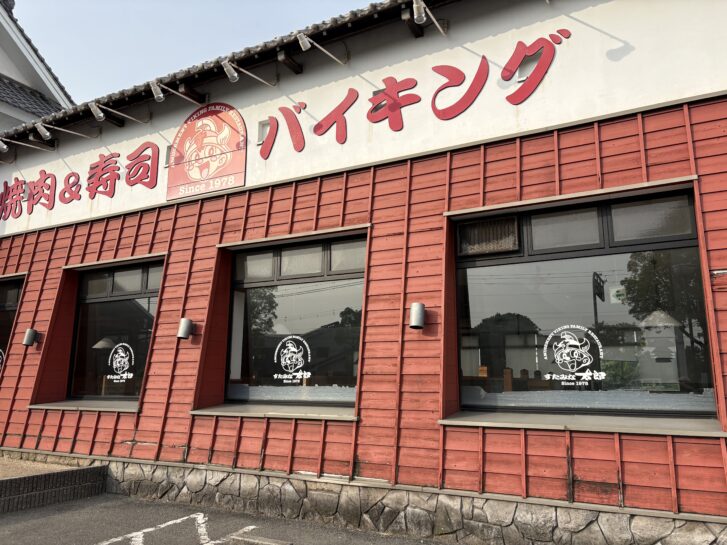 「すたみな太郎 加古川店」外壁の窓と看板ロゴがそのまま残る様子
