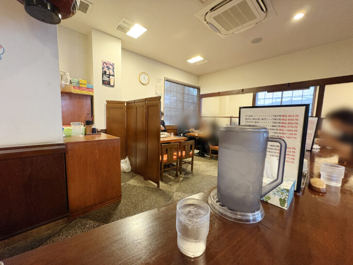 らんめん 店内、カウンター席とテーブル席