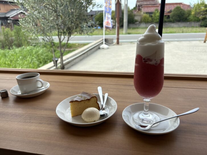 珈琲(580円税込)、レモンケーキ(510円税込)+バニラアイス(150円税込)、いちごフローズンソフト(1000円税込)