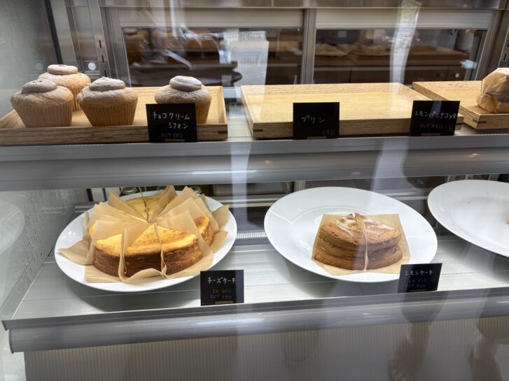 「お菓子のしごと」店内スイーツのショーケース