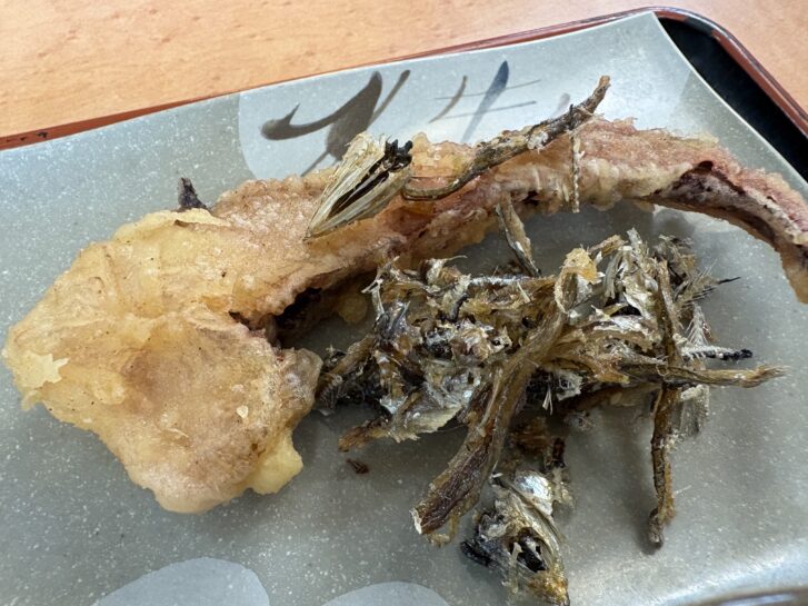 讃岐めん うどんや ゲソ天、イリゴの素揚げ