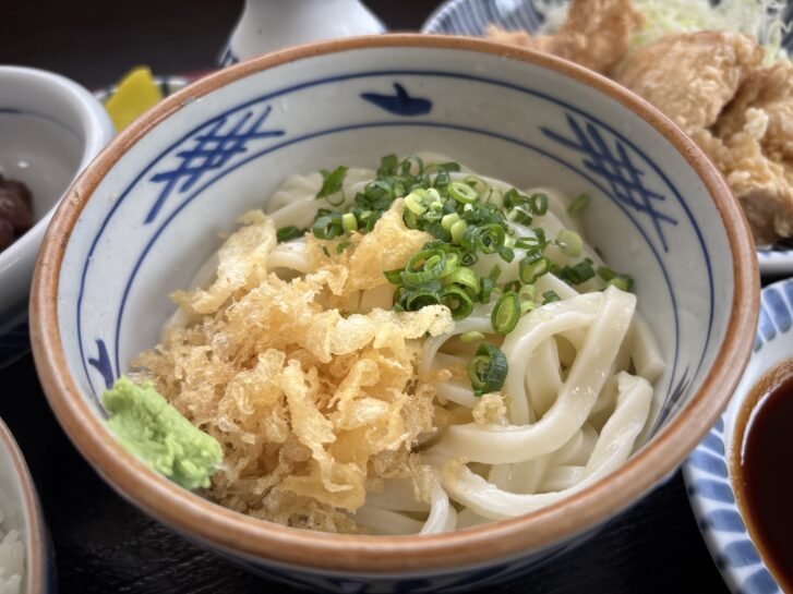 手打ちうどん一休 定食の冷うどん