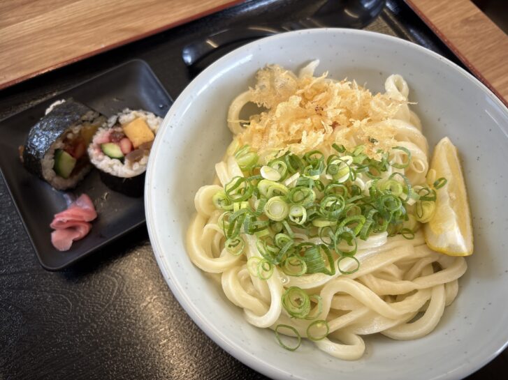 醤油ぶっかけうどん(540円)温かいうどん2玉