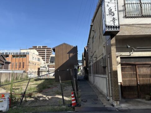 焼き鳥「鳥幸」の北側路地