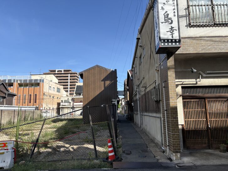 焼き鳥「鳥幸」の北側路地
