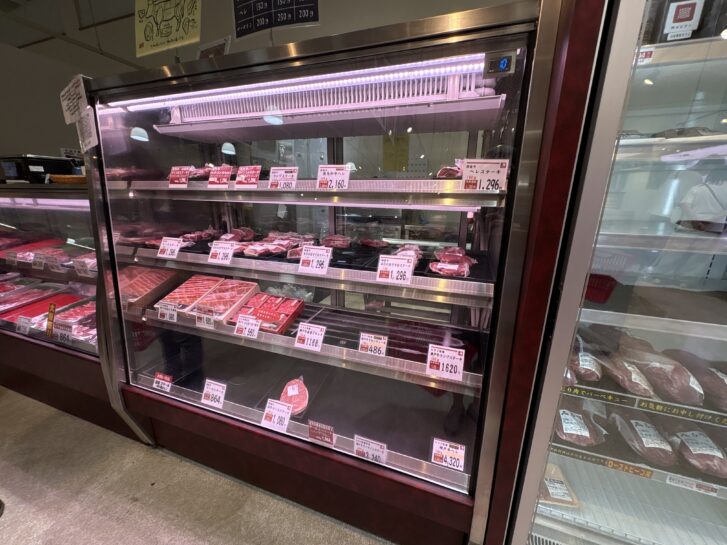 肉のヒライ 精肉が並ぶショーケース