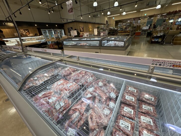肉のヒライ 冷凍庫に並ぶ様々な部位