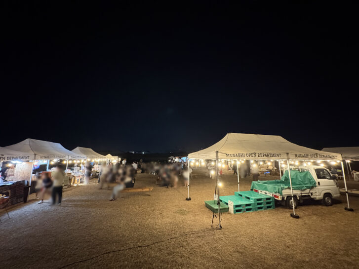 加古川市 ムサシオープンデパート朝市 テントブースが並ぶ会場