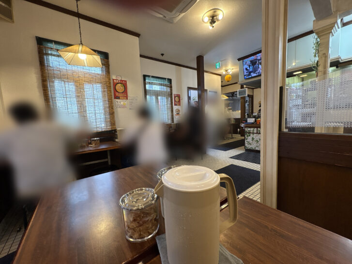 それいけ！ラーメンマン テーブル席、カウンター席が並ぶ広い店内