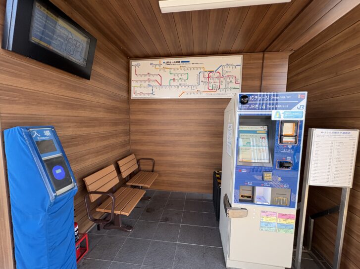 JR日岡駅 駅舎内北側 券売機・サイネージ・路線図