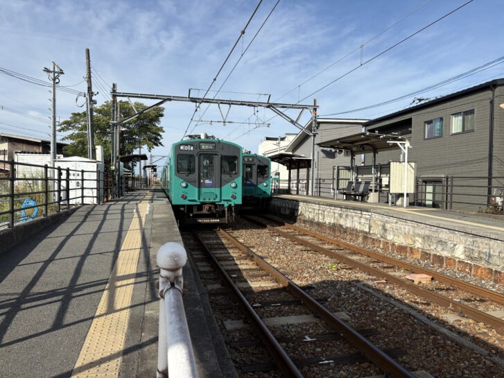 JR日岡駅 待ち合わせをする電車