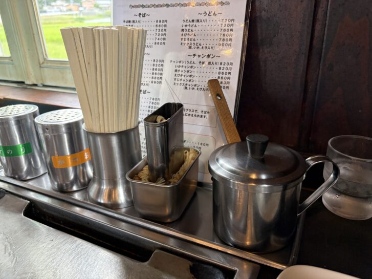 お好み焼専科かかし テーブルの薬味と箸立て