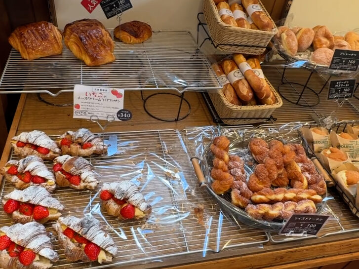 石窯パン工房 ダンマルシェ 西神店 いちごとカスタードがサンドされたクロワッサン