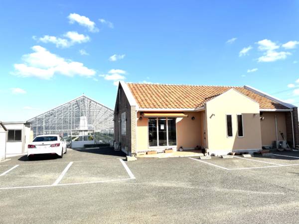 稲美町中村 パン工房エピ いちご畑外観