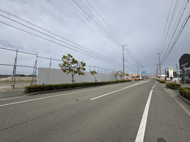 稲美町 六甲バター稲美工場跡地 西側フェンス沿いの様子(2026年4月)