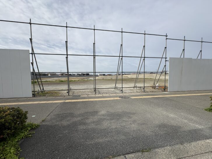稲美町 六甲バター稲美工場跡地 西側フェンス沿いの様子(2026年4月)