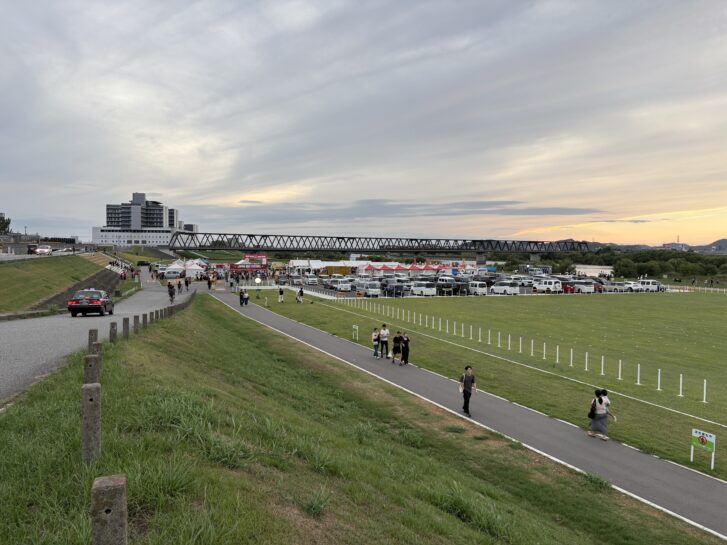 JAPAN BEEF FESTIVAL 会場を河川敷土手から見下ろす