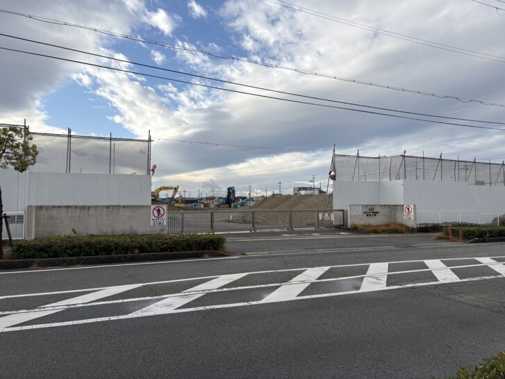 稲美町 六甲バター稲美工場 正門付近の様子(解体前)