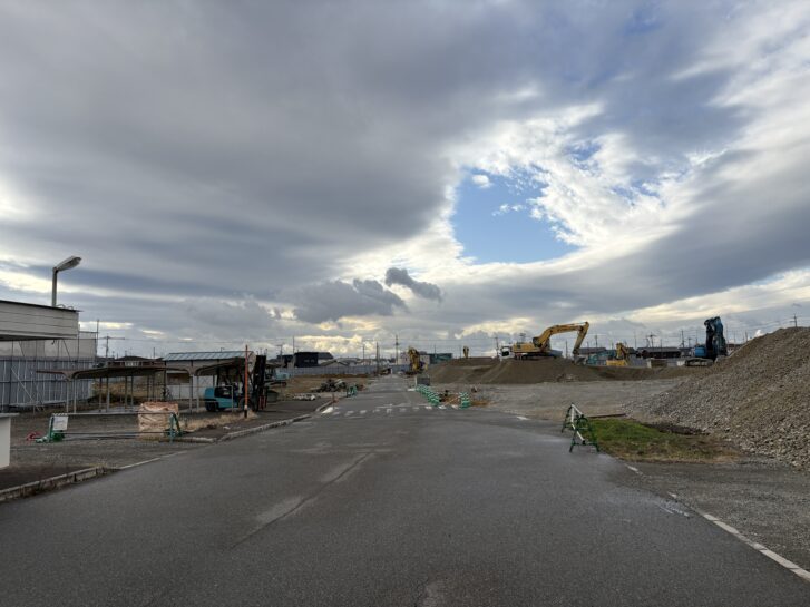 稲美町 六甲バター稲美工場 正門付近から見た敷地内の様子