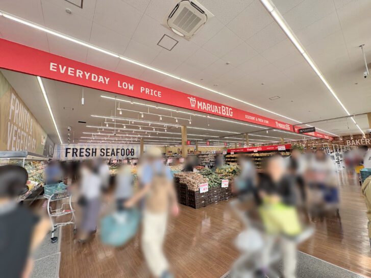 マルアイビッグ 店内入口付近 賑わう様子