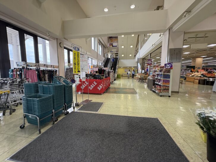 コープ高砂 店内 入口すぐエスカレーター前 衣料品セール