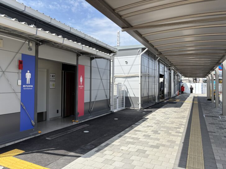 JR曽根駅 仮駅舎東側から 仮設トイレ
