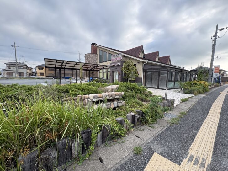 稲美町 石窯パン工房パン・ド・ミ稲美店 道路側の看板は解体済み