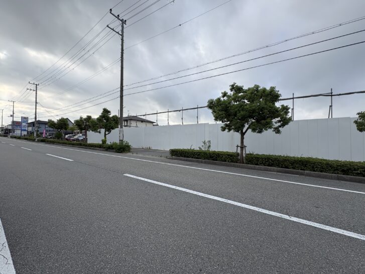 稲美町 六甲バター稲美工場跡地 西側フェンス沿いの様子(マルアイ稲美店前)