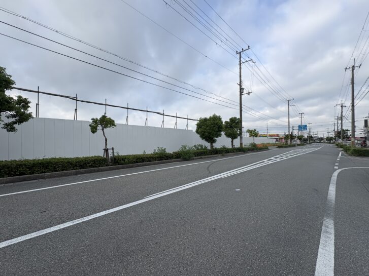 稲美町 六甲バター稲美工場跡地 西側フェンス沿いの様子(マルアイ稲美店前)