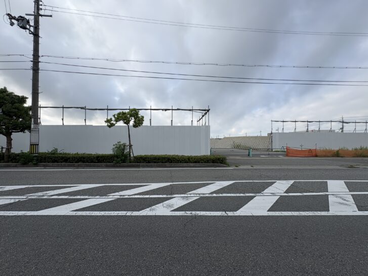稲美町 六甲バター稲美工場跡地 正門付近の様子(マルアイ稲美店前)