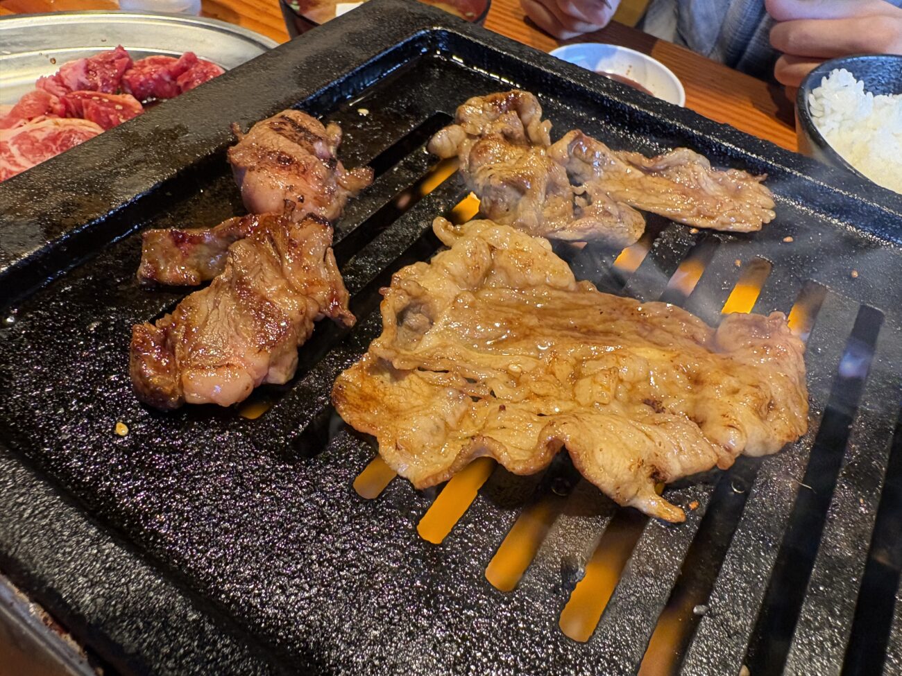 肉の大和 小野本店 左ロース、右やみつきカルビ