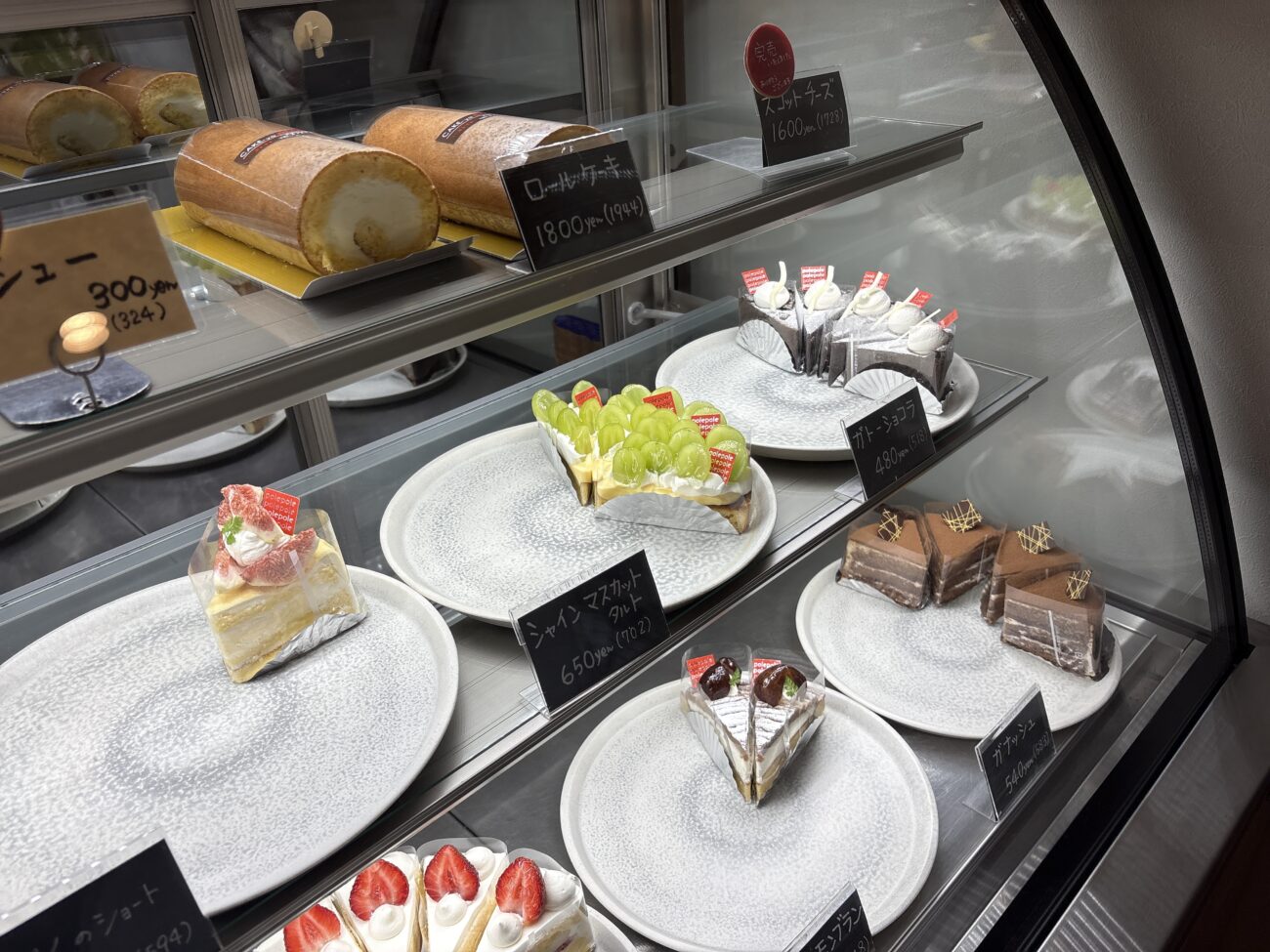 ポレポレ ロールケーキ、シャインマスカットタルト、ガトーショコラ、チョコケーキ、ショートケーキなど