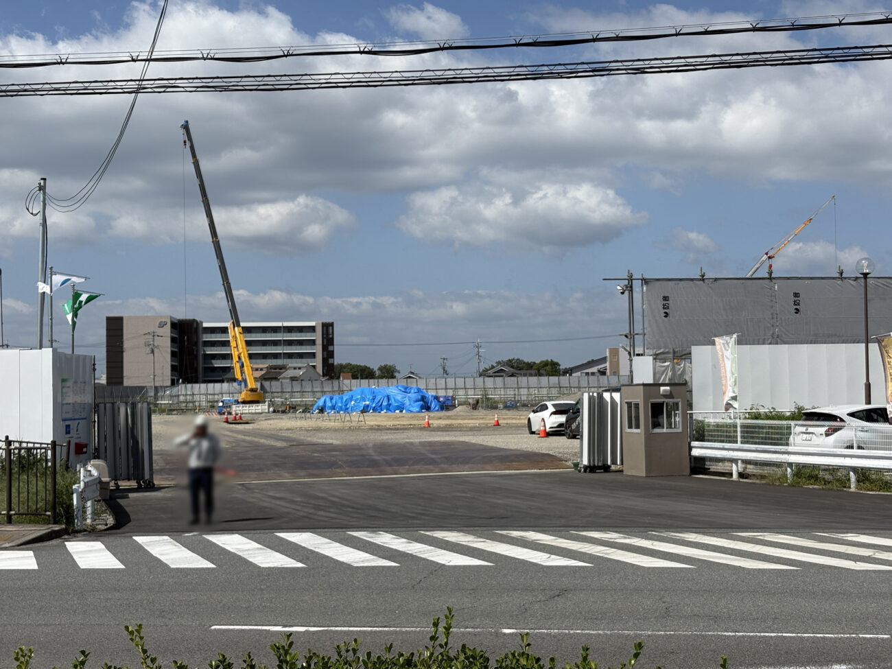 そよら小野 東側現場入口から奥で基礎工事が進められている様子