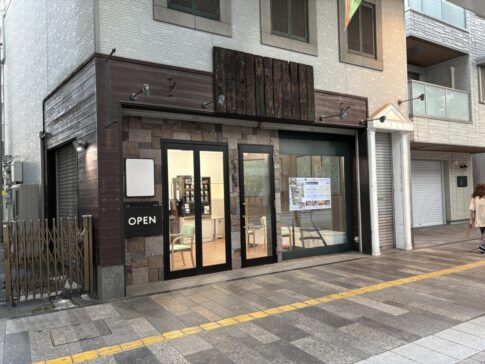 isara（イサラ） 店舗外観「OPEN」の表示