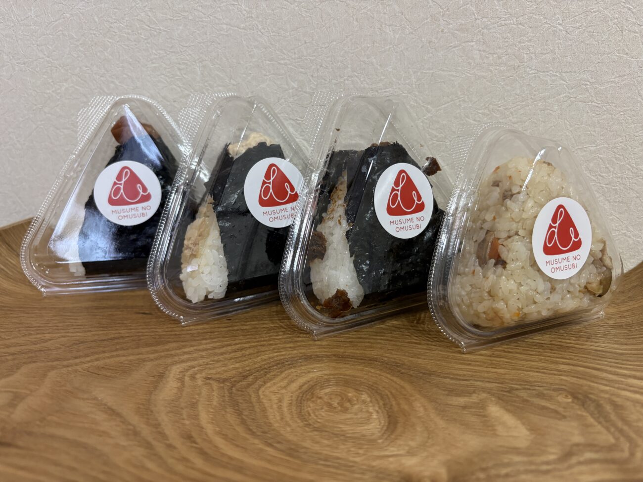 むすめのおむすび 購入したおにぎり(紀州南高梅・和風ツナマヨ・醤油おかか・百日鶏のまぜご飯)