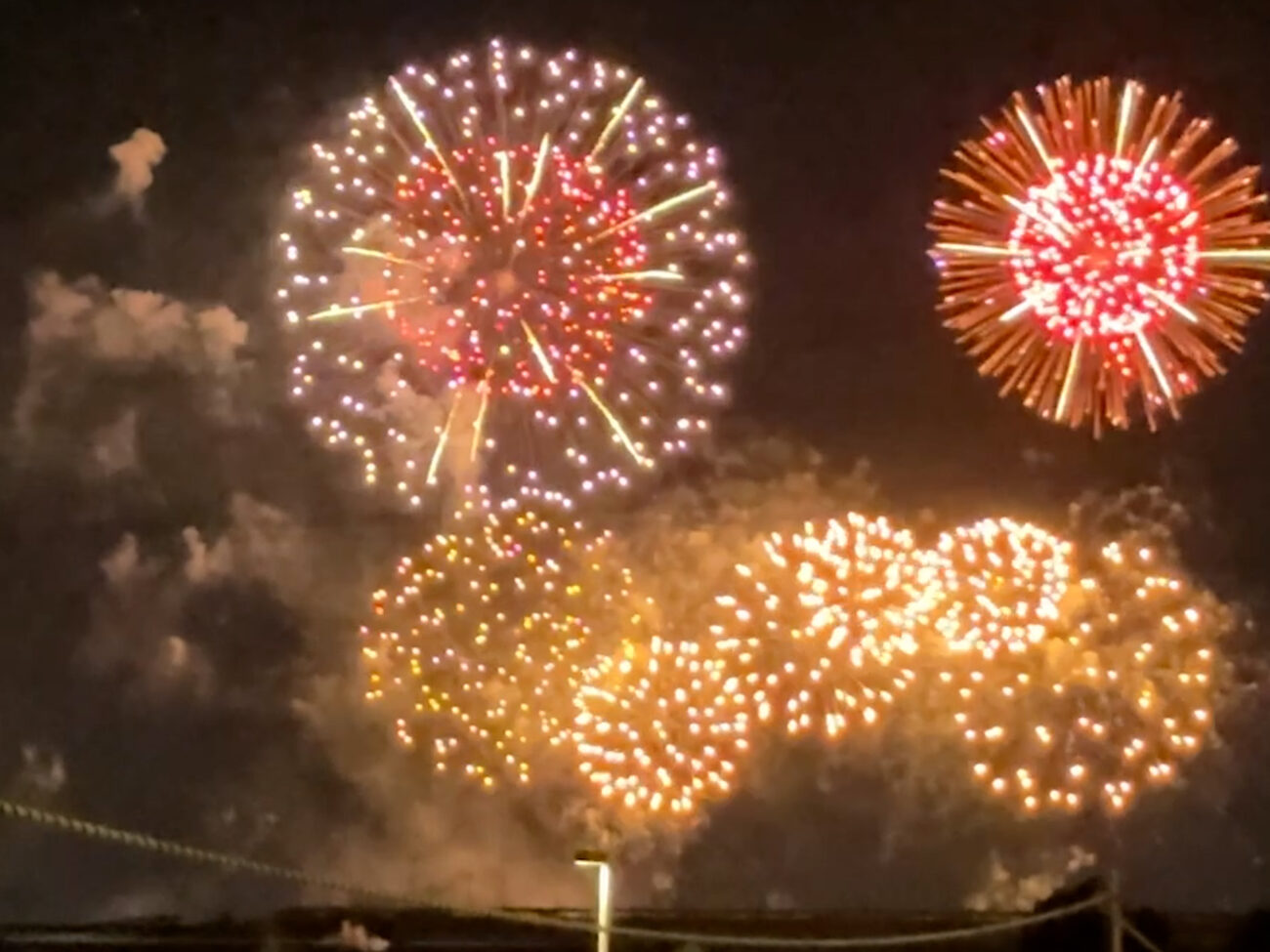 姫路みなと祭海上花火大会2026 赤と金の二色に開く花火