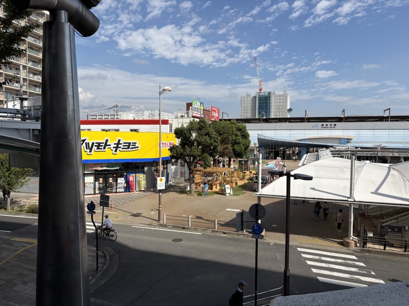 加古川ヤマトヤシキ2階から見た加古川駅南広場 木製のやぐらや芝生の滞在空間