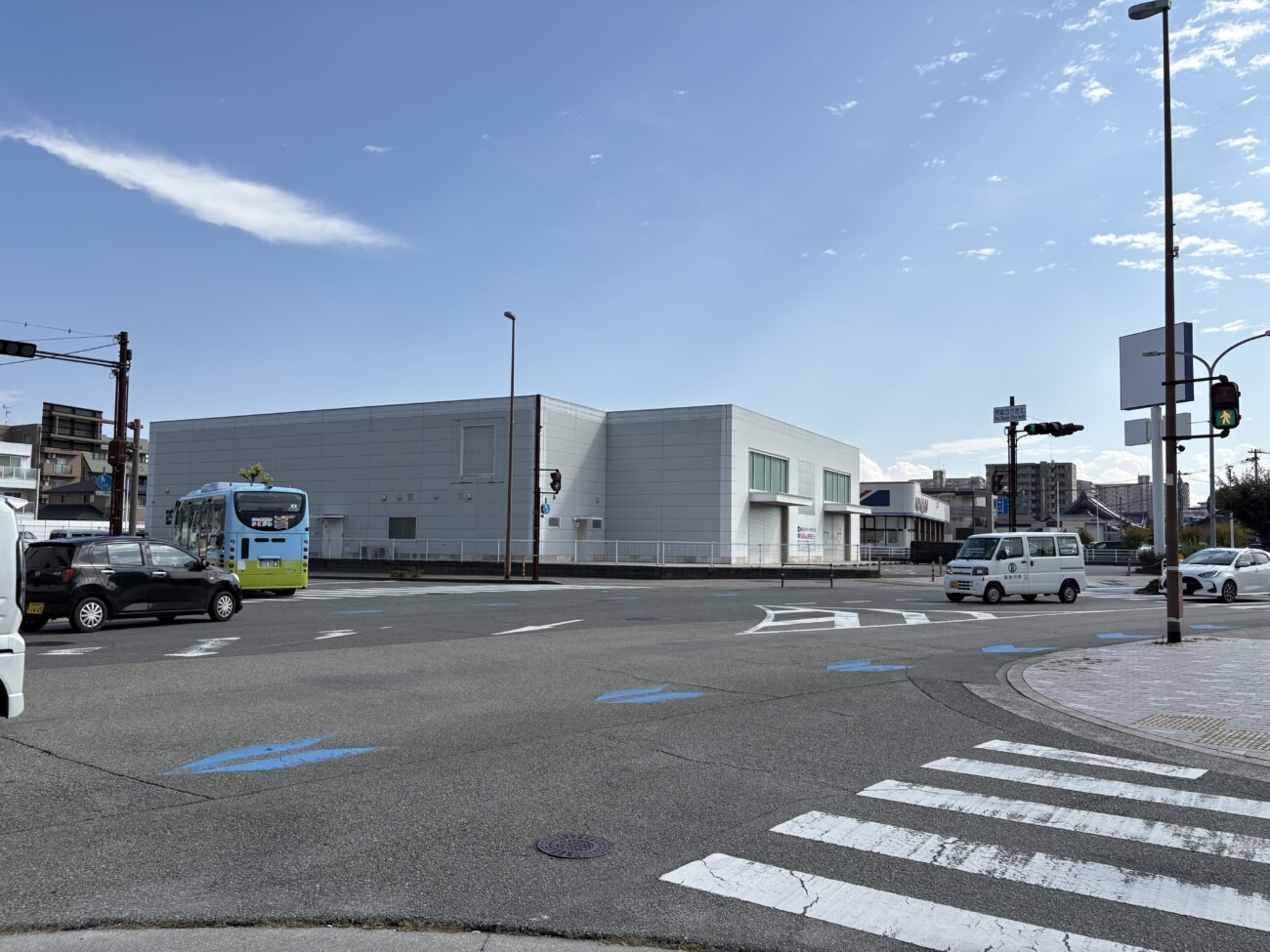 交差点から見たGU 加古川駅前店の跡の建物（加古川市加古川町溝之口）