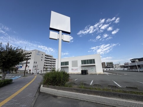 GUのロゴが外され白くなった道路沿いの看板と店舗跡