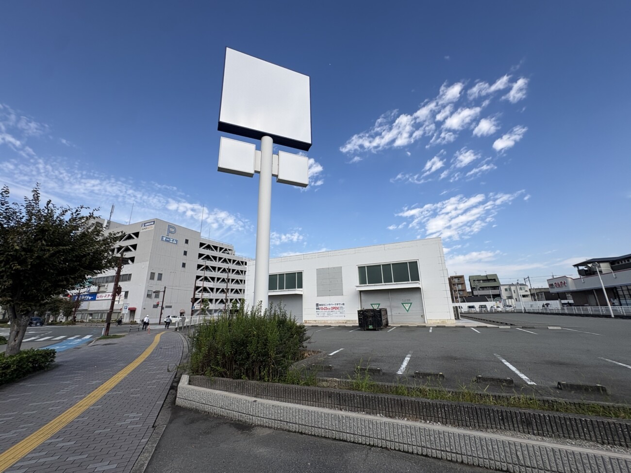 GUのロゴが外され白くなった道路沿いの看板と店舗跡