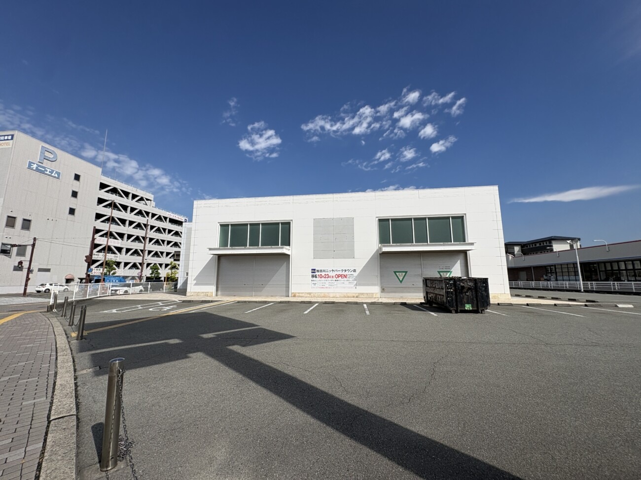 シャッターが下りたGU 加古川駅前店跡の店舗正面と駐車場
