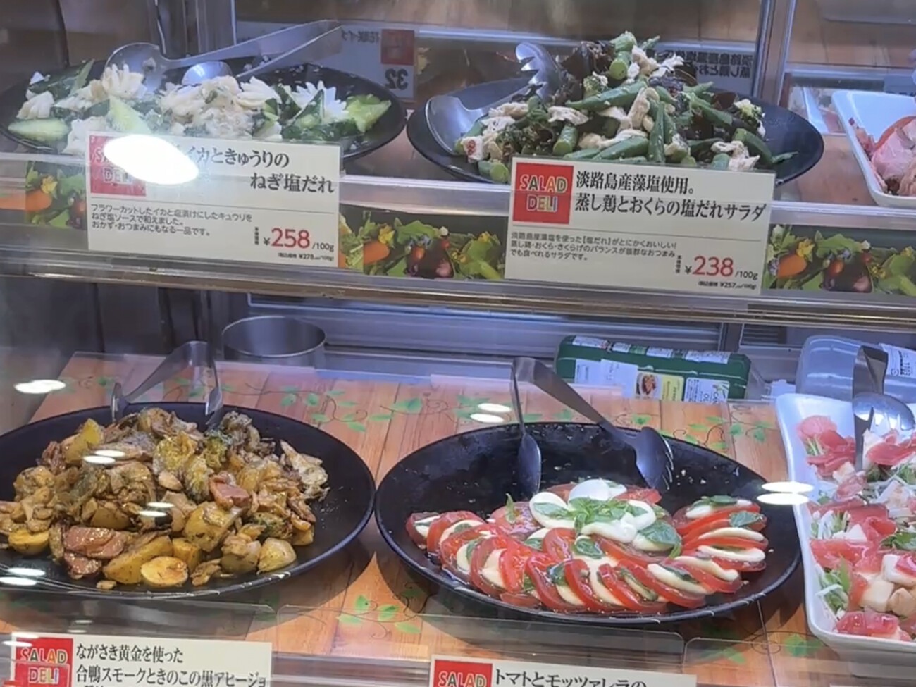 万代 ニッケパークタウン加古川店の量り売りショーケース 蒸し鶏とおくらの塩だれサラダなど