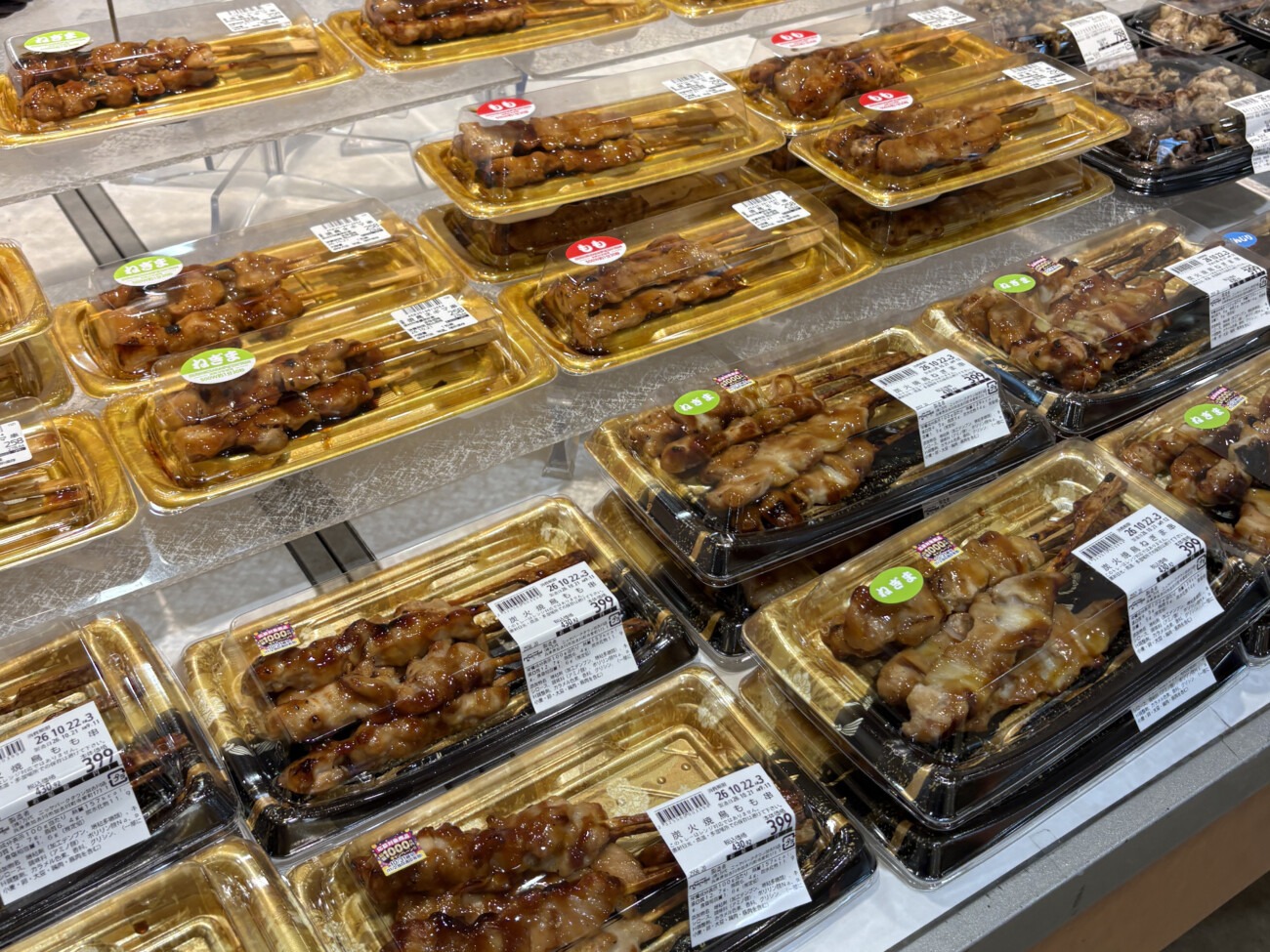 万代 ニッケパークタウン加古川店の惣菜売場に並ぶ焼き鳥