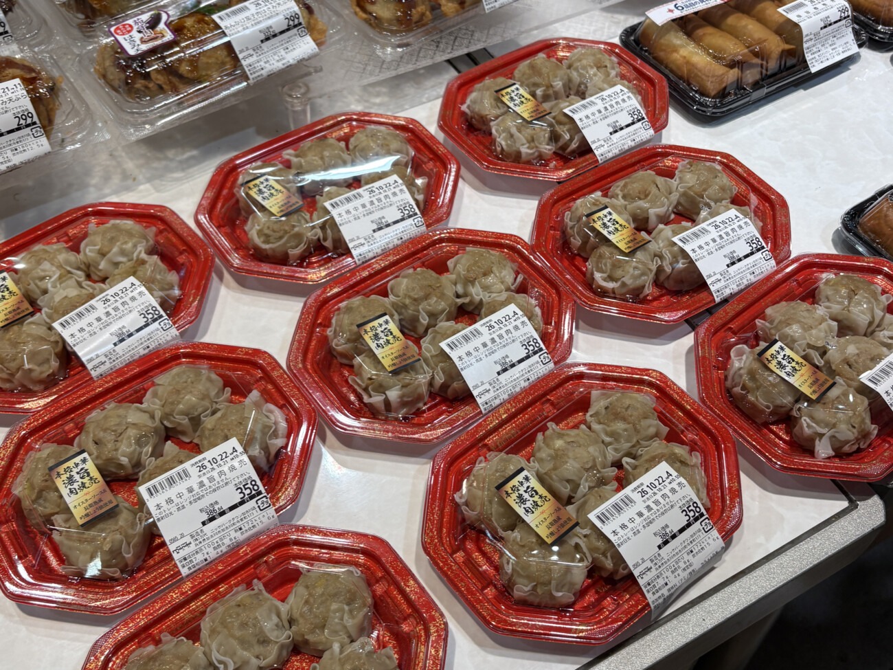 万代 ニッケパークタウン加古川店の惣菜売場に並ぶ焼売