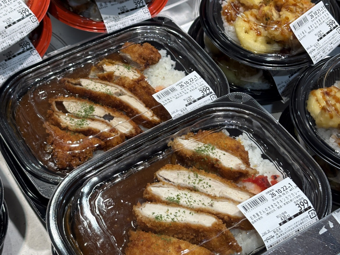 万代 ニッケパークタウン加古川店の「お肉屋さんの大きなチキンカツカレー」本体価格399円