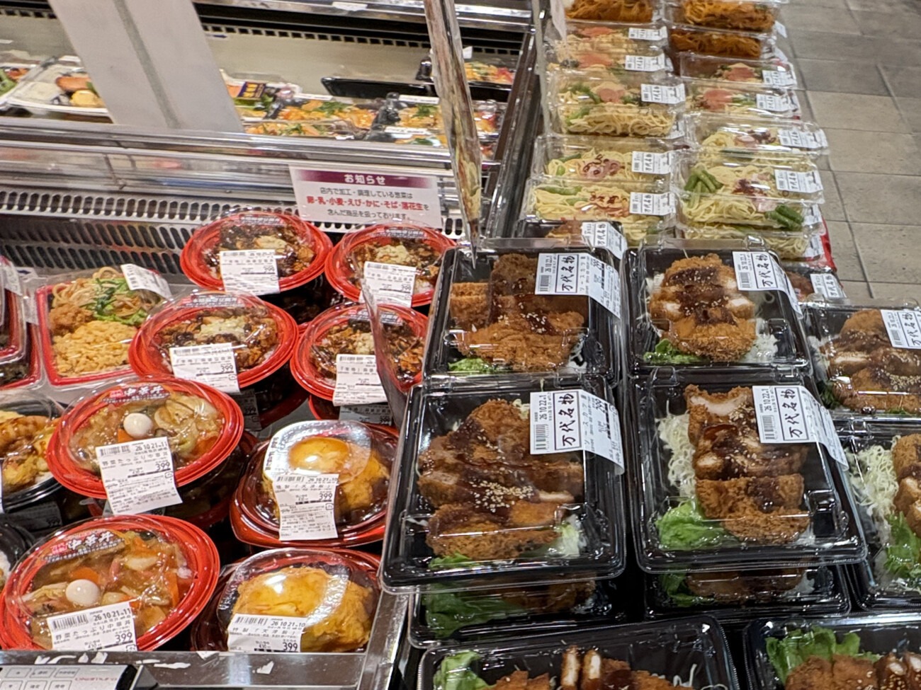 万代 ニッケパークタウン加古川店の丼やカツ丼、麺類が並ぶ惣菜売場