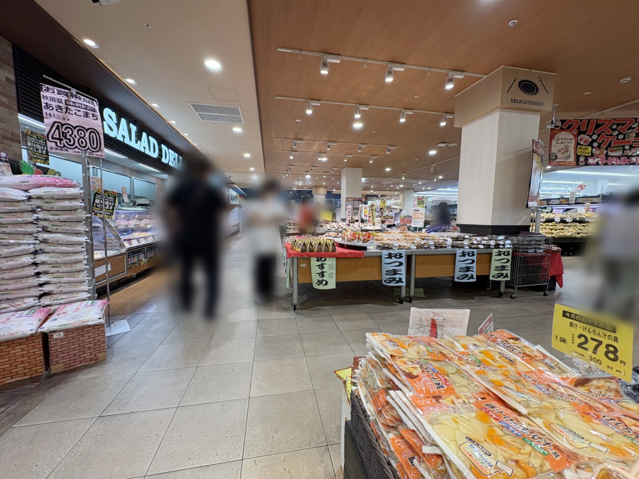 万代 ニッケパークタウン加古川店の惣菜売場「SALAD DELI」と入口近くのおつまみコーナー
